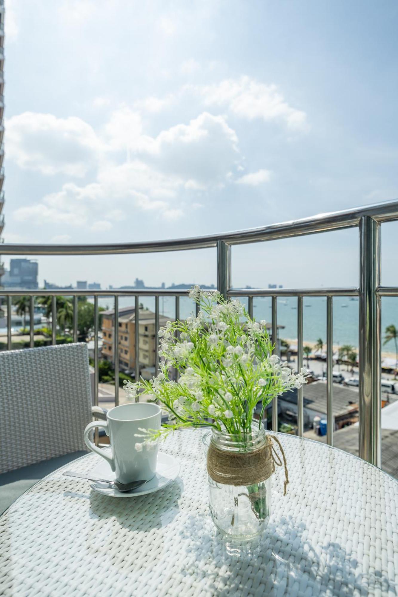 Pattaya Sea View Hotel - Sha Extra Plus Rum bild